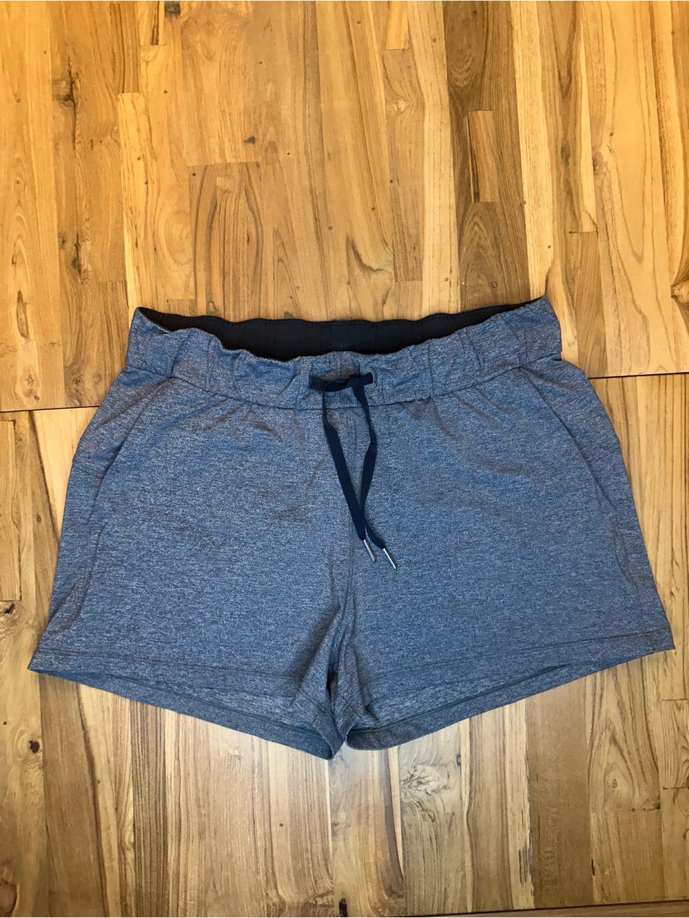 Lululemon On The Fly 2.5” Shorts — Size 8 — Grey Marble